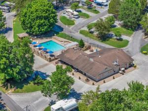 鸽子谷2BR Rustic Cabin with Views and Parking的带游泳池的建筑的俯视图