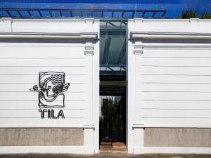 チョルーラにあるHotel Tilaの横絵付きの建物