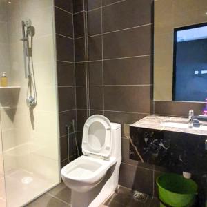 une salle de bain avec toilettes, douche et lavabo dans l'établissement cozy comfortable apartment, à Ayer Keroh