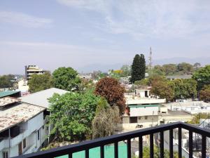 德拉敦Flat in Dehradun的从阳台上欣赏城市景观