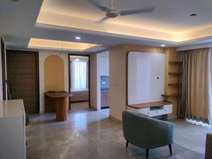 德拉敦Flat in Dehradun的客厅配有白色的板子和椅子