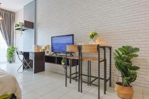 TV a/nebo společenská místnost v ubytování 5mins to Sunway Pyramid #Subang SS15 Cozy Studio Menara Rajawali
