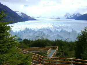 una vista de un glaciar y un cuerpo de agua en LaTorre Aparts en El Calafate