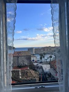Una vista de un puerto desde una ventana en Mia's Wonderland, en Dubrovnik 14 fotos más
