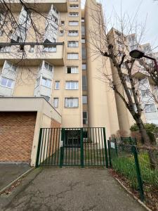 Appart au pied du T2 La Défense Paris في بيزونس: بوابة امام مبنى طويل