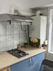 La cocina está equipada con fogones, horno y encimera. en Apartament CITY MALL, en Constanţa 12 fotos más