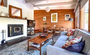 un salon avec un canapé et une table dans l'établissement Anchorage Cottage Ventnor, Phillip Island - pet friendly, free WiFi, linen included, à Ventnor