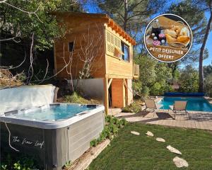 une cabane pour chiens et un bain à remous dans une cour dans l'établissement La Cabane Aixoise Piscine & Jacuzzi, à Aix-en-Provence