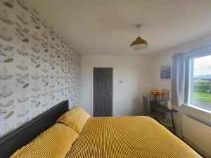 Ένα ή περισσότερα κρεβάτια σε δωμάτιο στο Self contained guest suite with hot tub in private part of house, own entrance