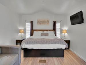 Un dormitorio con una cama grande y un sofá. en Studio Model Home with Parking, en Pigeon Forge 16 fotos más