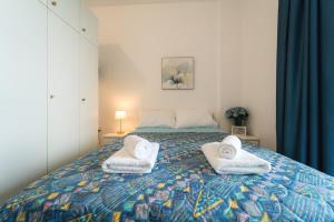 a bedroom with a bed with towels on it at Sea Zen in Paleo Tsifliki
