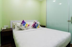 Postel nebo postele na pokoji v ubytování Mornington Hotel Sitiawan