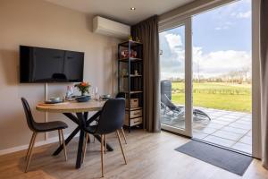 TV a/nebo společenská místnost v ubytování Hello Zeeland - Vakantiewoning Middelburgseweg 4 + 15 fotografií