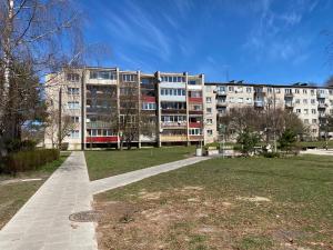 un edificio de apartamentos con un parque enfrente en Modern apartment to relax and work, en Vilna