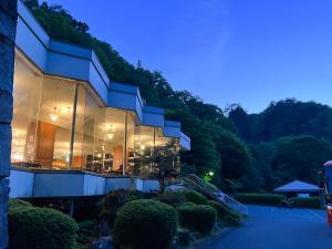 Higashi-komi国民宿舎古岩屋荘的一座晚上有灯光的建筑