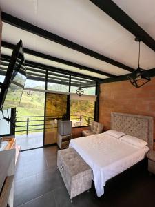 Postel nebo postele na pokoji v ubytování Suites del Lago
