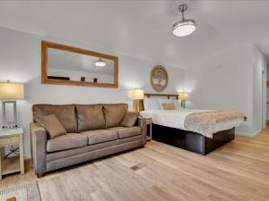 Un dormitorio grande con una cama y un sofá. en Beautiful Model Home with Breathtaking View, en Pigeon Forge 13 fotos más