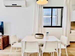 Φωτογραφία από το άλμπουμ του Elegant Apt with Balcony & Sea View by FeelHome στη Νετάνια