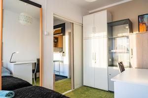 sypialnia z łóżkiem i biurkiem w pokoju w obiekcie PODWISŁOCZE 40 self check-in w mieście Rzeszów