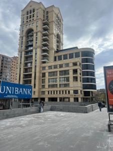 Malibu في يريفان: مبنى كبير فيه ناس واقفه امامه