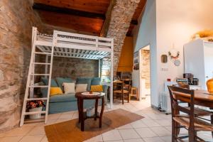 un soggiorno con letto a castello e tavolo di Petite Maison pleine nature a La Bastide-Pradines