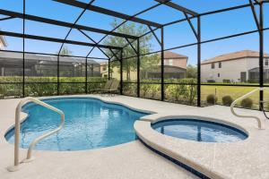 ダベンポートにある5259-6-WW-Pool&SPA Lazy River&Slidesのパーゴラ付きの大型スイミングプール、