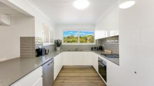 Dapur atau dapur kecil di Terrigal Bay #13 Pool, Wifi, Short Walk To Beach Accom Holidays