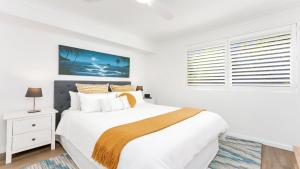 Katil atau katil-katil dalam bilik di Terrigal Bay #13 Pool, Wifi, Short Walk To Beach Accom Holidays
