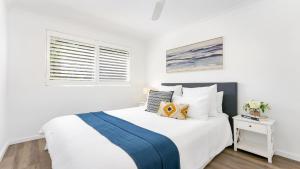 Katil atau katil-katil dalam bilik di Terrigal Bay #13 Pool, Wifi, Short Walk To Beach Accom Holidays +6 gambar