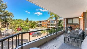 Balkoni atau teres di Terrigal Bay #13 Pool, Wifi, Short Walk To Beach Accom Holidays