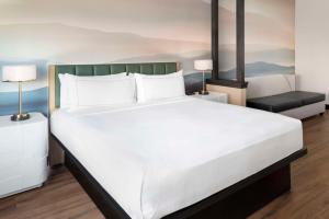 Voodi või voodid majutusasutuse DoubleTree by Hilton Phoenix-Gilbert toas