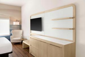 Televiisor ja/või meelelahutuskeskus majutusasutuses DoubleTree by Hilton Phoenix-Gilbert