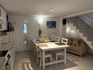 eine Küche und ein Esszimmer mit Tisch und Stühlen in der Unterkunft Stone Apartment Primosten in Primošten
