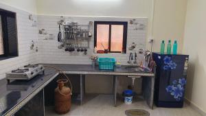 Η κουζίνα ή μικρή κουζίνα στο Rukhmini Niwas