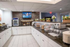 Kuchyň nebo kuchyňský kout v ubytování Comfort Inn Hyannis - Cape Cod