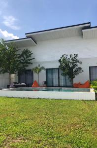 a house with a swimming pool next to a yard at Villa Koh Mzé, 2 bedrooms with peaceful pool in Hua Thanon Beach
