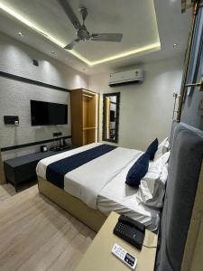 Divine Hotel客房内的一张或多张床位