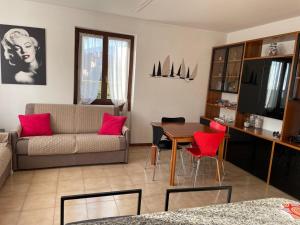een woonkamer met een bank en een tafel bij Welcome Traveller LA PERLA APARTMENTS in Garda