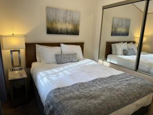 Кровать или кровати в номере Charming 2 Bedroom Retreat +18 фотографий