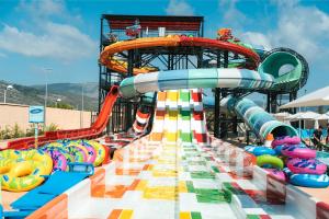 Der Swimmingpool an oder in der Nähe von Hotel Magic Games 4