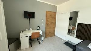 ein Zimmer mit Schreibtisch, Fernseher und Bett in der Unterkunft Hostel54 in Nürnberg