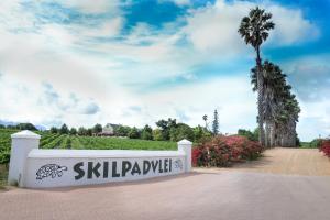 una señal para una villa con una palmera en Skilpadvlei Wine Farm, en Stellenbosch
