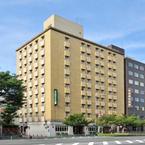 un grand bâtiment avec un feu vert devant lui dans l'établissement Hotel Gimmond Kyoto, à Kyoto