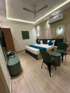 Divine Hotel客房内的一张或多张床位