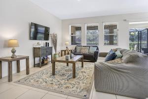 Una televisión o centro de entretenimiento en 6079-7-BO-Enchanted Villa by Disney