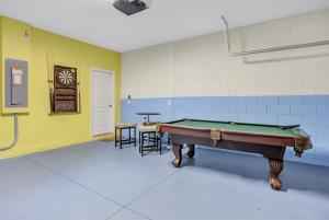 Una mesa de billar en 6079-7-BO-Enchanted Villa by Disney