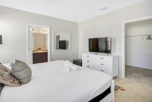 Una televisión o centro de entretenimiento en 6079-7-BO-Enchanted Villa by Disney 47 fotos más