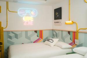ein Zimmer mit zwei Betten und einem Videospiel-Controller an der Wand in der Unterkunft Hotel Magic Games 4 in Oropesa del Mar + 37 Fotos