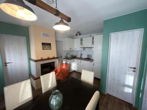A kitchen or kitchenette at Öko Kemping és Glamping Tiszadada