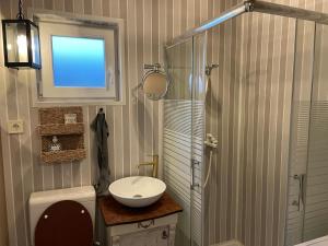 A bathroom at Öko Kemping és Glamping Tiszadada